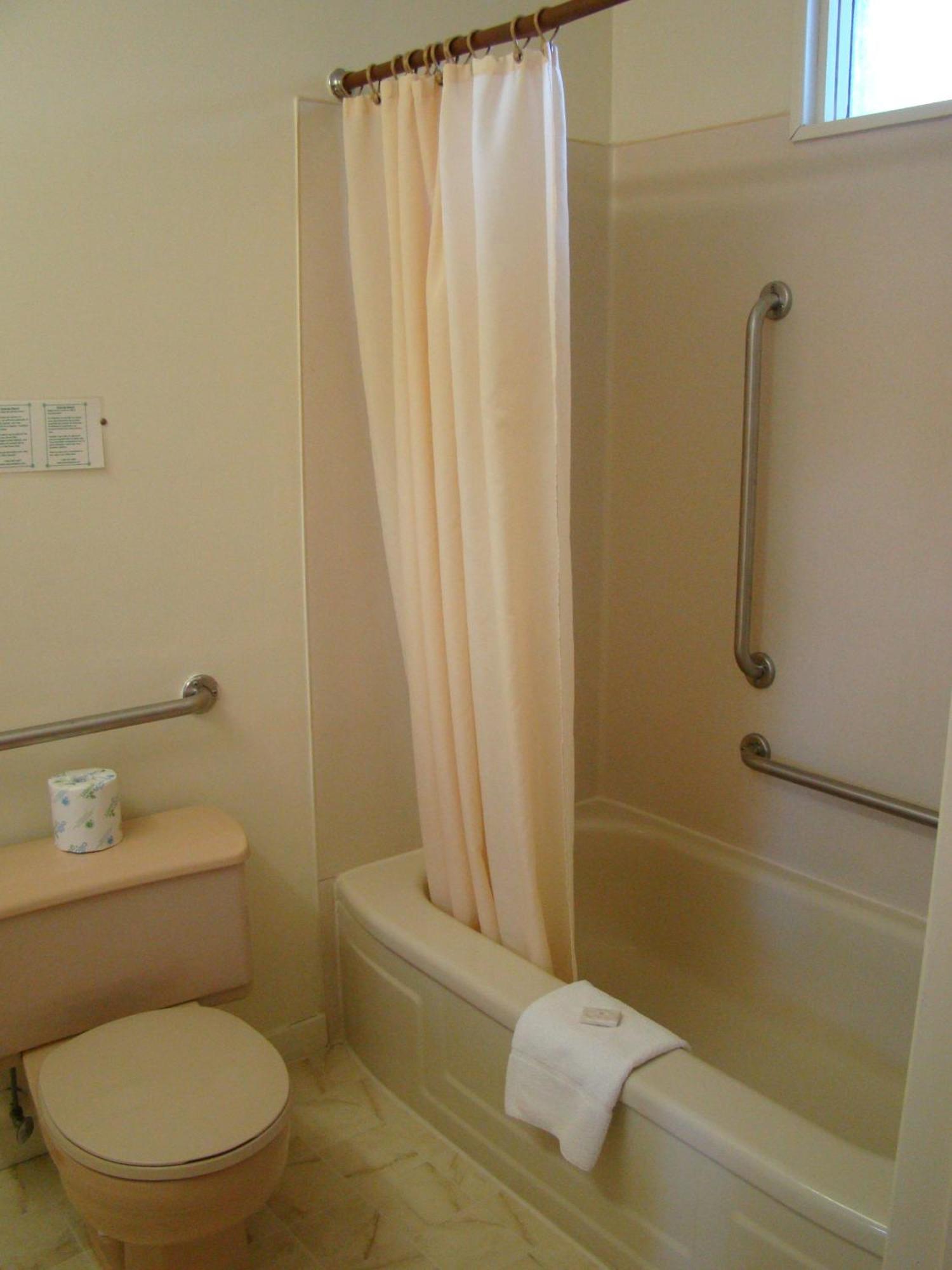 Chambre Double avec 2 Lits Doubles - Accessible aux Personnes à Mobilité Réduite