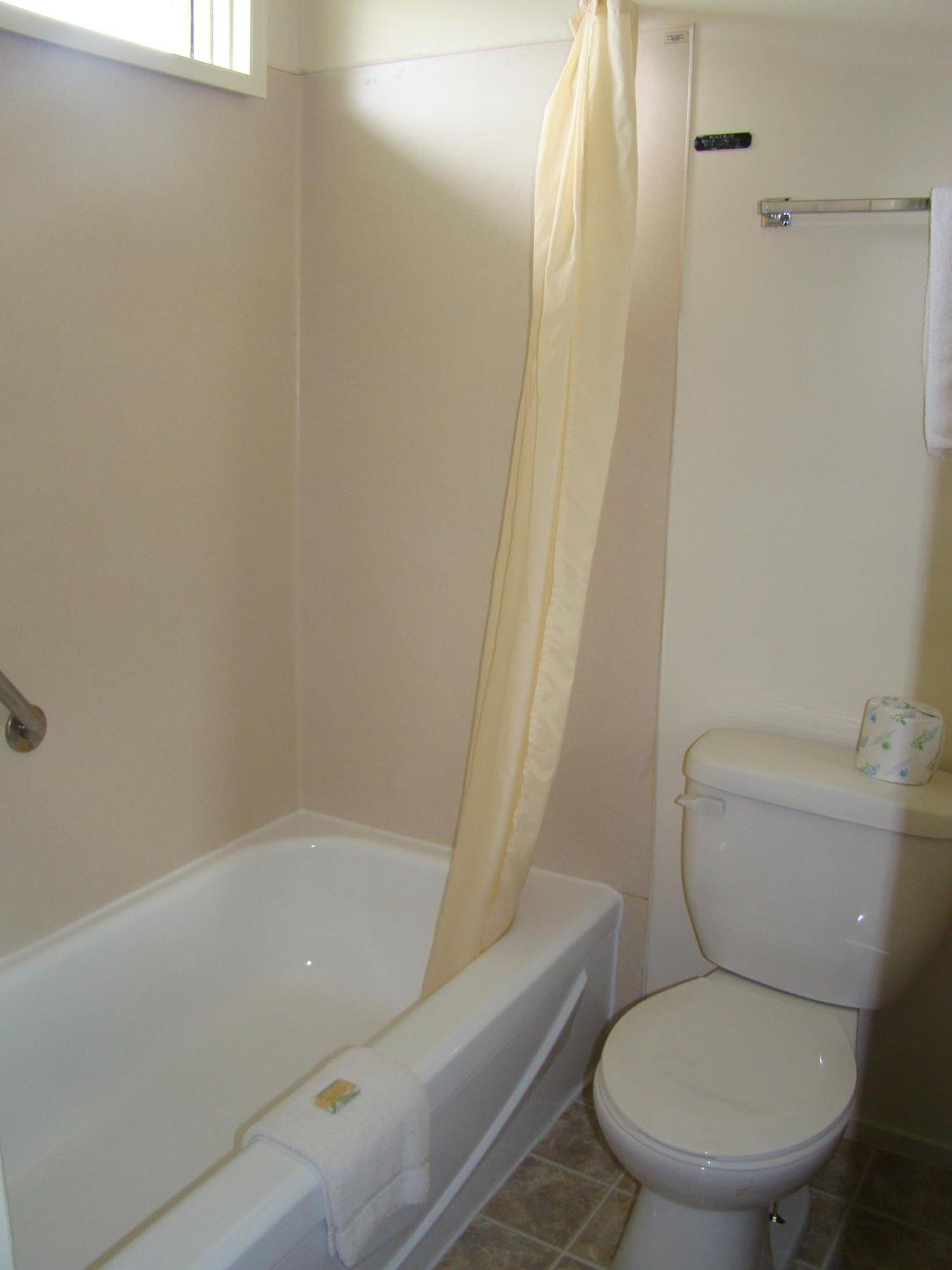 Chambre avec 2 Lits Doubles - Vue sur Piscine
